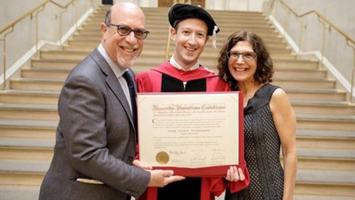 Mark Zuckerberg dostal od Harvardovej univerzity čestný doktorát.