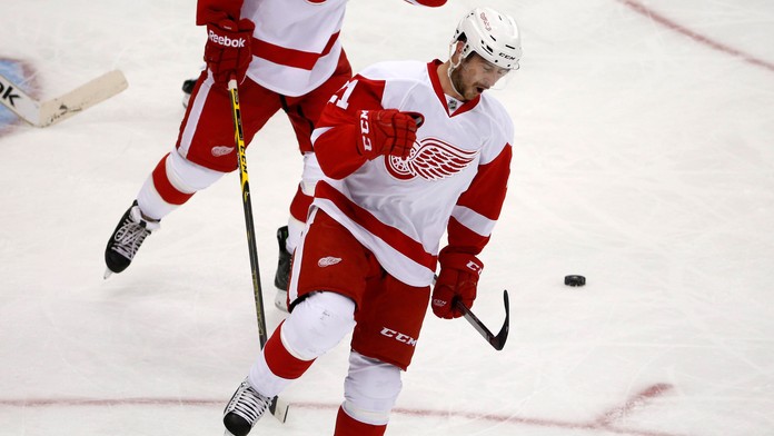 Tomáš Tatar sa teší z otváracieho gólu prípravného zápasu NHL Detroit - Pittsburgh.