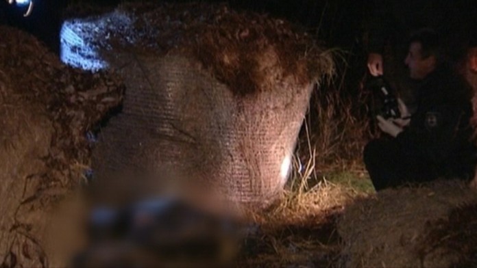 Mŕtvola ženy na Sliači, pod balíkmi slamy