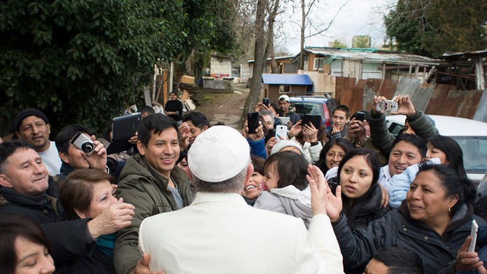 Pápež František v slume v Ríme.