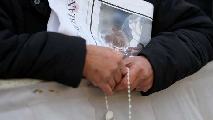 Veriaci si želajú, aby Benedikta XVI. vyhlásili za svätého. Jednoduché to nie je