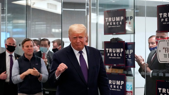 Predstavitelia mariachi spríjemňujú ľuďom v rade v Los Angeles náladu pred vstupom do volebnej miestnosti.