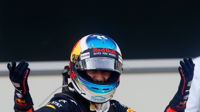Austrálsky pilot zo stajne Red Bull Daniel Ricciardo oslavuje víťazstvo VC Azerbajdžanu.