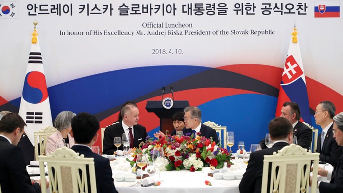 Prezident Andrej Kiska a juhokórejský prezident Mun Čä-in počas oficiálneho obeda v Soule. 