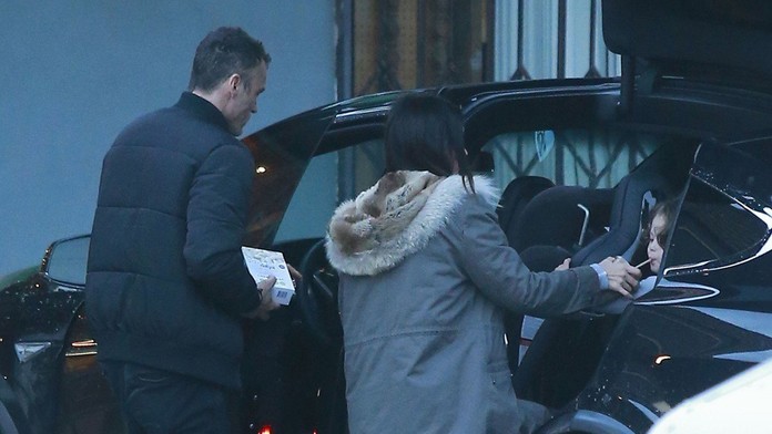 Marian Kotleba s právnikmi prichádza na pojednávanie.