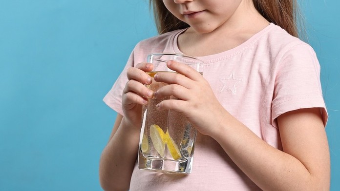 Dieťa s pohárom limonády (ilustračná snímka)