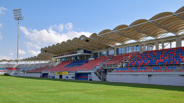 Hlavná tribúna ViOn Arény, v ktorá je domovským štadiónom účastníka Fortuna ligy FC ViOn Zlaté Moravce - Vráble.