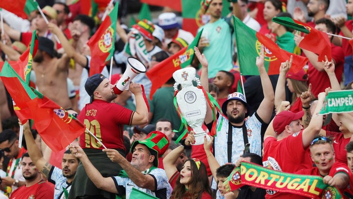 VIDEO: Neprimeraný zásah ochrankárov proti fanúšikom vyšetruje polícia. Na Eure sa udial nepríjemný incident