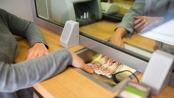 Do konca augusta môžete požiadať o inflačnú pomoc 100 eur. Nárok majú tieto skupiny