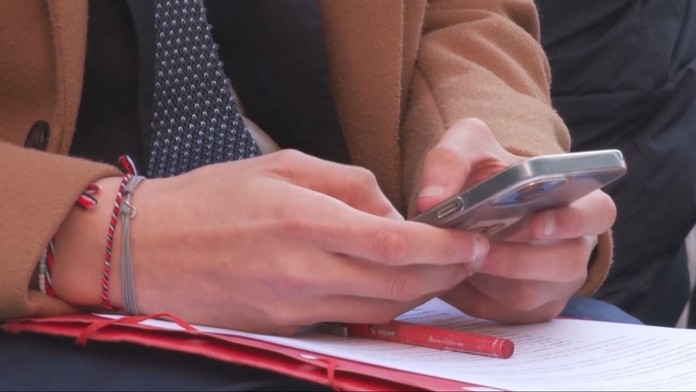 Telefóny, mobily, sociálne siete (ilustračná snímka)