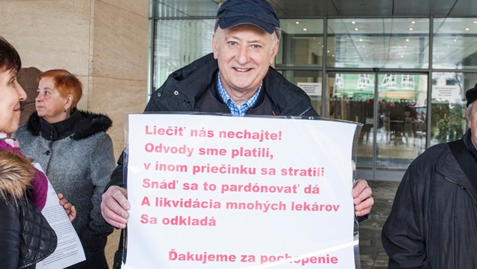 Účastník protestného zhromaždenia Slovenskej lekárskej komory pred ministerstvom práce.