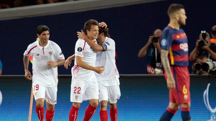 Hráci FC Sevilla v Super pohári sa tešia z gólu do bránky FC Barcelona.