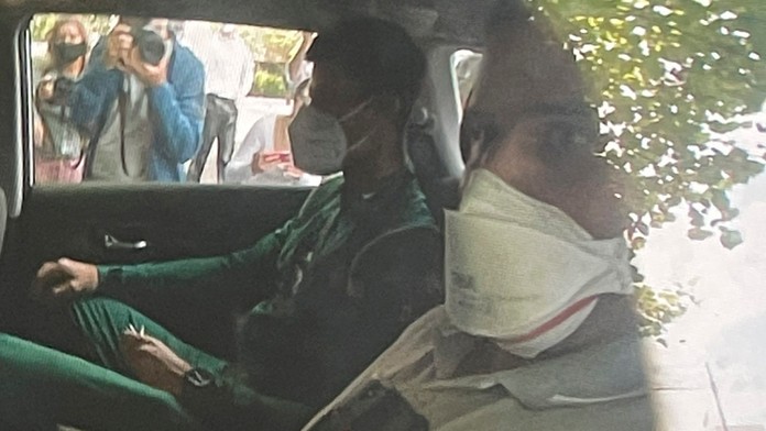 Novak Djokovič v aute s imigračným úradníkom.