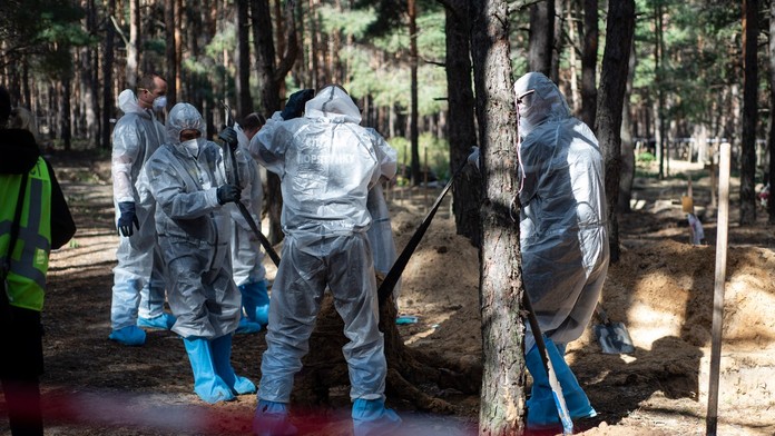 Z masového pohrebiska pri Iziume exhumovali už 146 tiel