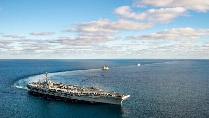 Lietadlová loď USS Harry S. Truman a sprievodné plavidlá počas plavby pri pobreží Tuniska.