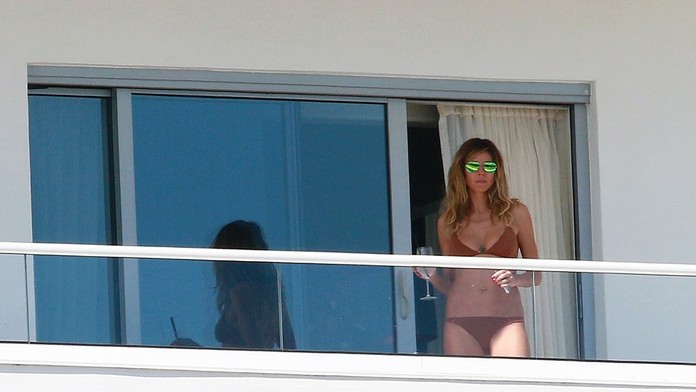 Heidi Klum odhodila vrch bikín. Po štyroch deťoch je to jedna báseň