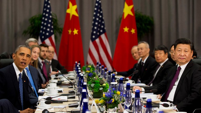 Na snímke vľavo americký prezident Barack Obama a vpravo čínsky prezident Si Ťin-pching