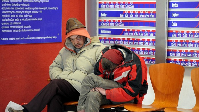 Bezdomovci na autobusovej stanici v Košiciach