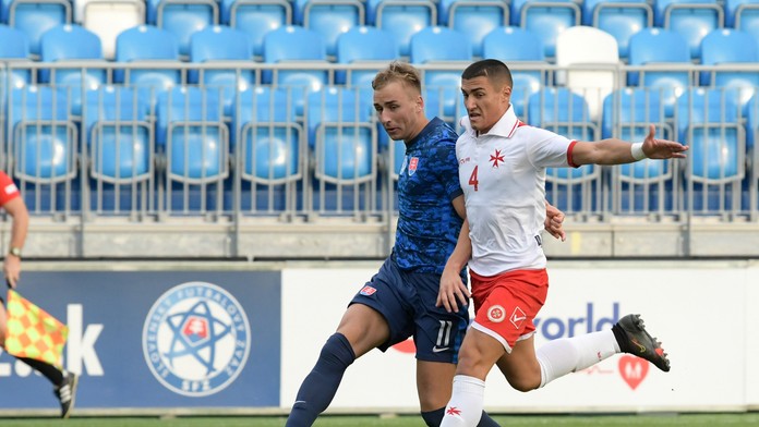 Matej Trusa v súboji v zápase kvalifikácie proti Malte.