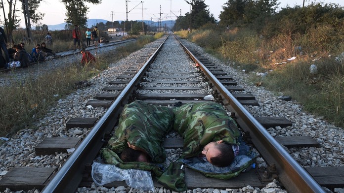 Sýrski imigranti spia medzi koľajnicami na trati neďaleko železničnej stanice v gréckom meste Idomeni.