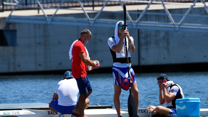 Samuel Baláž (vpravo) a Adam Botek (hore) po semifinálovej jazde na 1000 metrov v K2 v Tokiu.
