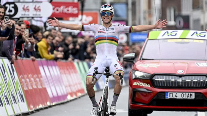 Majster sveta zničil súperov a vyhral najstaršie preteky histórie. Pogačar na zemi a so zlomeninou