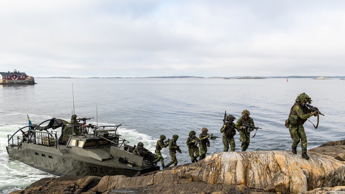 „Vo Švédsku už nie je mier,“ znie v krajine. Štokholm a Aliancia vyzbrojujú „jazero NATO“