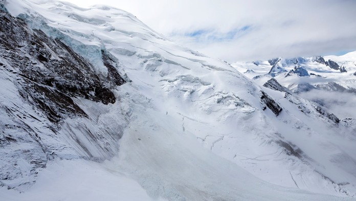 Lavína v lyžiarskom stredisku vo Švajčiarsku strhla 16 ľudí. Všetkých našťastie zachránili