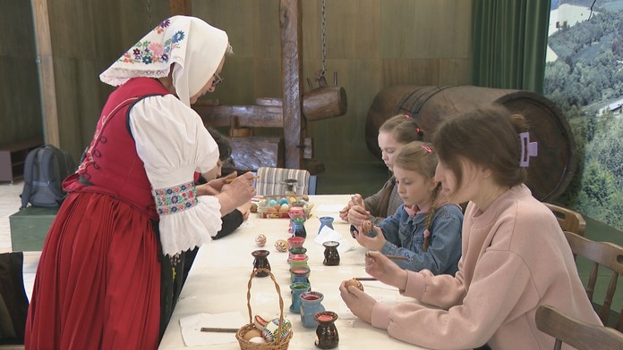 Jej kraslice na Slovensku nemajú páru. Svidníčanka do svojej voskovej techniky zasvätila aj ukrajinské deti