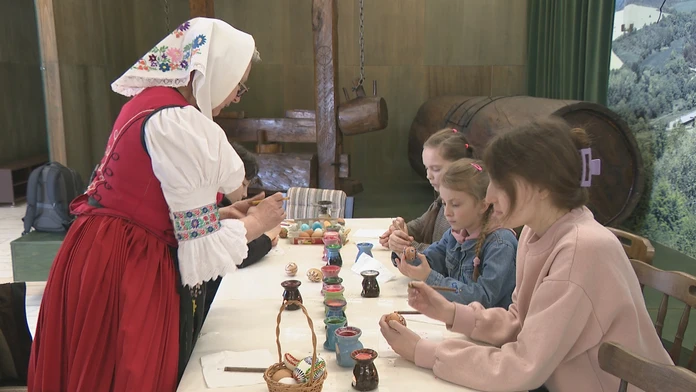 Jej kraslice na Slovensku nemajú páru. Svidníčanka do svojej voskovej techniky zasvätila aj ukrajinské deti