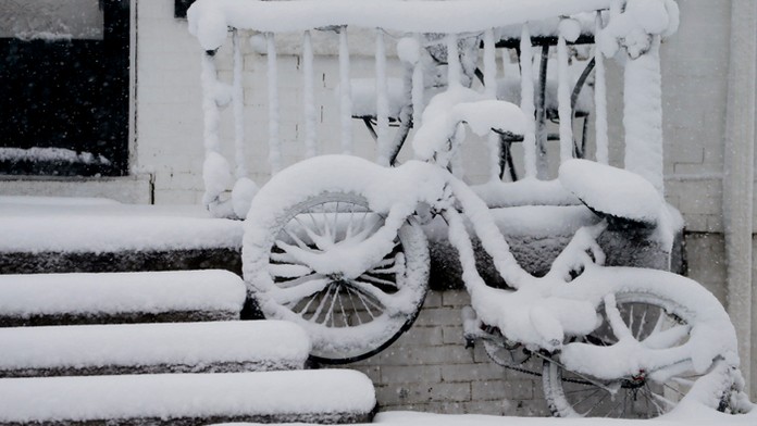 Na snímke snehom zaviaty bicykel