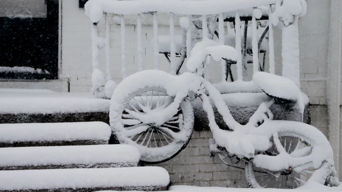 Na snímke snehom zaviaty bicykel