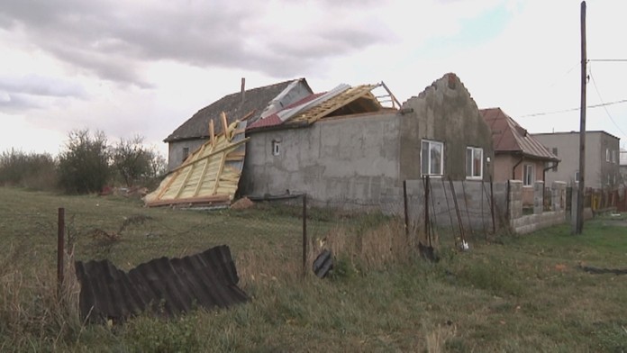 Vietor strhával strechy.