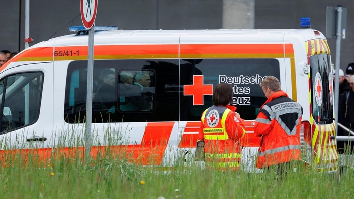 Na snímke je Nemecká sanitka a záchranári