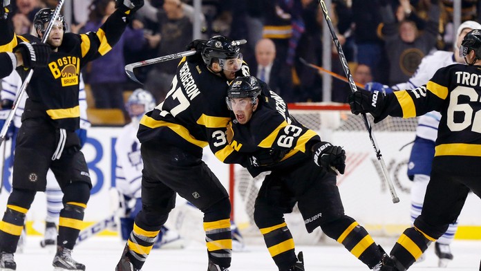 Hráč Bostonu Bruins Brad Marchand (63) oslavuje so spoluhráčom Patriceom Bergeronom (37) gól do bránky Toronto Maple Leafs. 