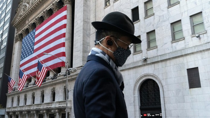 Záchranári a dobrovoľníci sa snažia nájsť nezvestných.