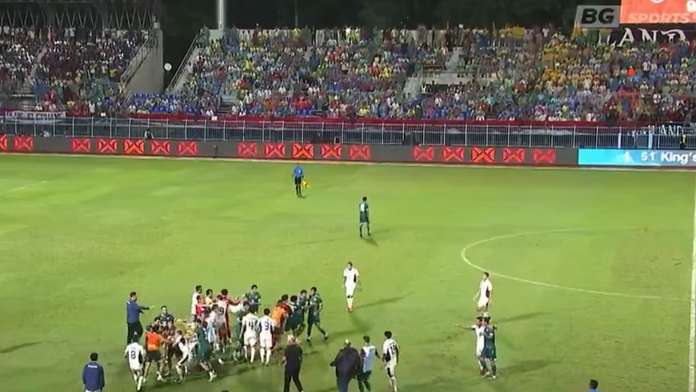 VIDEO: Najskôr strelil víťazný gól, potom nebezpečne fauloval. Hrdina zápasu vyvolal hromadnú bitku