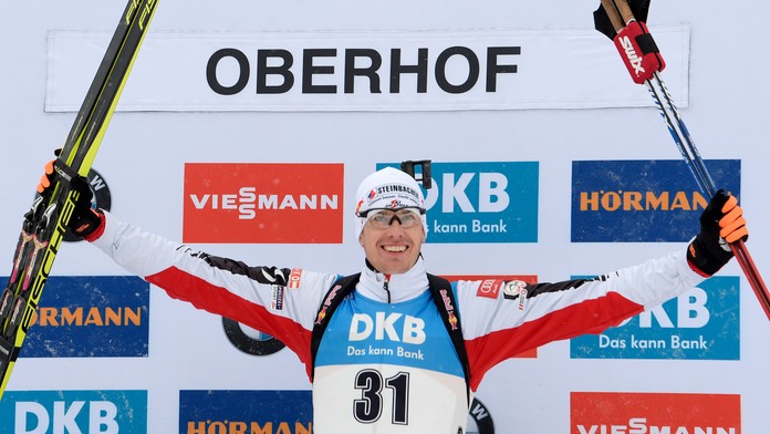 Víťaz šprintu SP biatlonistov v Oberhofe Julian Eberhard.