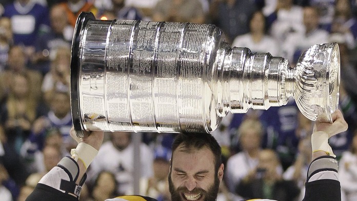 Slovenský obranca v kapitánskom drese Bostonu Bruins Zdeno Chára dvíha Stanleyho pohár po víťazstve nad Vancouverom Canucks 4:0 
