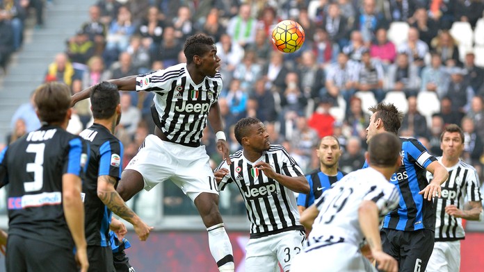 Hráč Juventusu Paul Pogba (tretí zľava) hlavičkuje v zápase talianskej Serie A Juventus Turín - Atalanta Bergamo v Turíne.