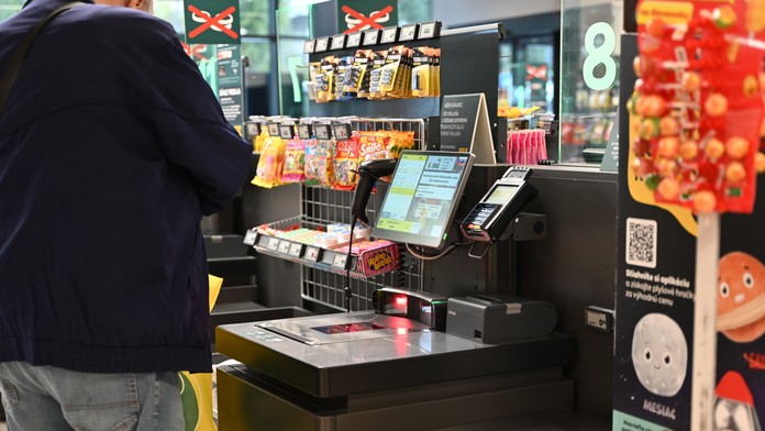 Samoobslužné pokladnice len pre vyvolených? Reťazec od nich odkláňa jednu skupinu zákazníkov