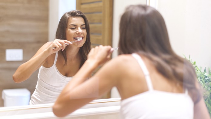 Čistenie zubov. Ilustračná snímka. 