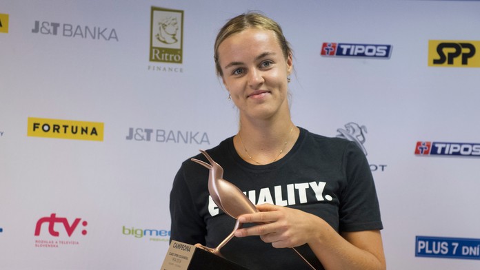 Slovenská tenistka Anna Karolína Schmiedlová s trofejou po výhre na turnaji WTA v Bogote.