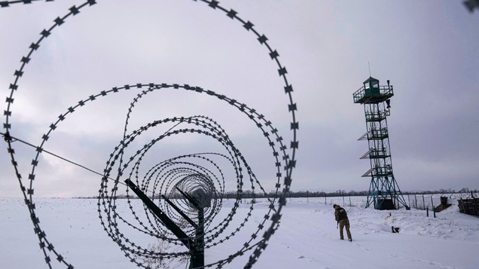 Ukrajinský príslušník pohraničnej stráže hliadkuje na ukrajinsko-ruských hraniciach.