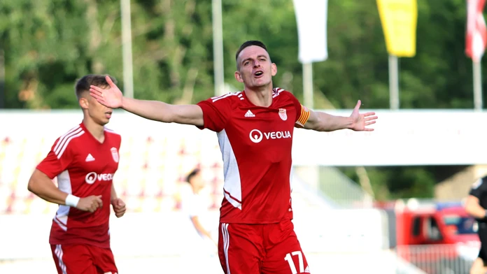 Pre futbal odmalička býval na internáte, no uvažoval, že s ním skončí. Teraz debutoval v reprezentácii
