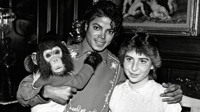 Na archívnej snímke z roku 1986 Michael Jackson s fanúšičkou a šimpanzom Bubblesom.
