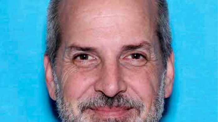 Morgan Rielly oslavuje so spoluhráčmi z Toronta gól proti Ottawe.