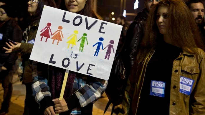 Pred gréckym parlamentom demonštrovalo niekoľko stoviek ľudí za udelenie všetkých práv homosexuálom.