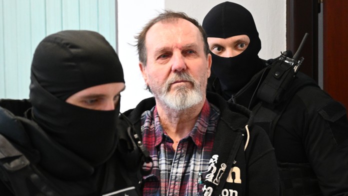 Obvinený atentátnik Juraj Cintula, ktorý strieľal na premiéra Roberta Fica, odchádza z pojednávacej miestnosti na Okresnom súde v Trenčíne.