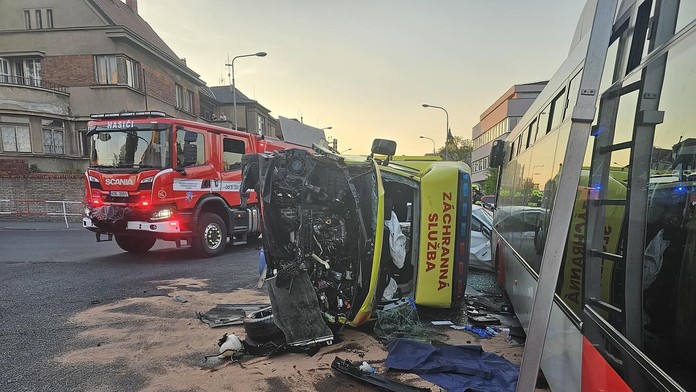 Vážna nehoda v Česku: Zrazila sa sanitka, autobus a auto. Na mieste sú zranení